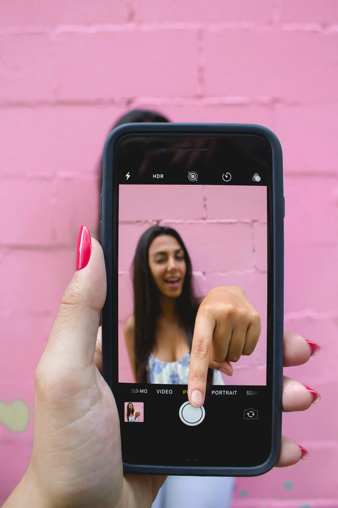 Chica haciendo una foto creativa para sus redes sociales